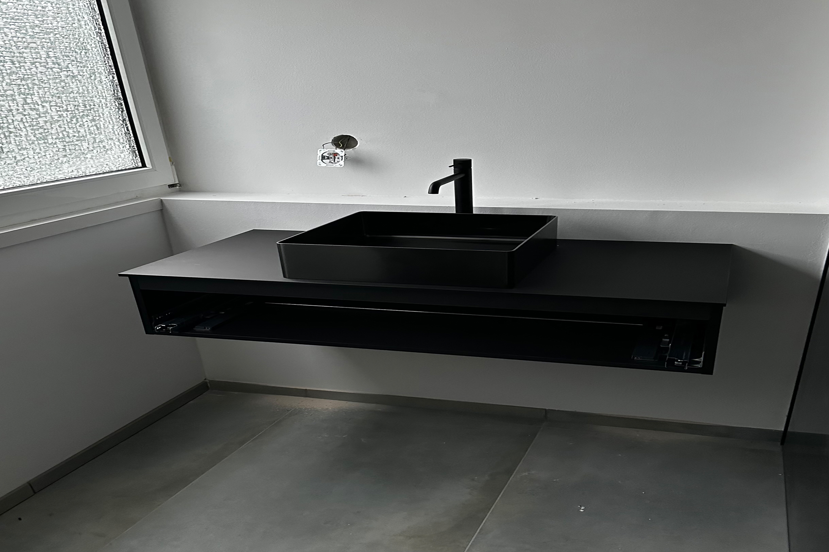 Neue Waschtischanlage im modernen Badezimmer